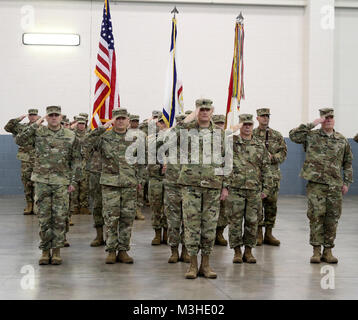 111 West Virginia's National Guard Engineer Brigade führte eine Änderung der Befehl Sonntag, Februar 4, 2018, an der Feuerwehr Hauptquartier in Eleanor, W. Virginia. WVNG Adjutant General, Generalmajor James A. Hoyer, den Vorsitz über die Zeremonie, dem scheidenden Kommandeur Oberst David S. Shafer verzichten zu oberst Murray E. Holt. Stockfoto