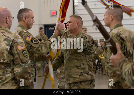 Oberst Murray E. Holt, eingehende Kommandeur der 111. Die West Virginia's National Guard Engineer Brigade, erhält die Feuerwehr guidon aus Brig. Gen. Russell A. Kran, stellvertretender Adjutant General von der West Virginia National Guard - Armee, während eine formelle Änderung des Befehls Zeremonie am Sonntag, Feb 4, 2018, Eleanor, W. Virginia. Holt übernommenen Pflichten der Befehl von Oberst David S. Shafer. Stockfoto