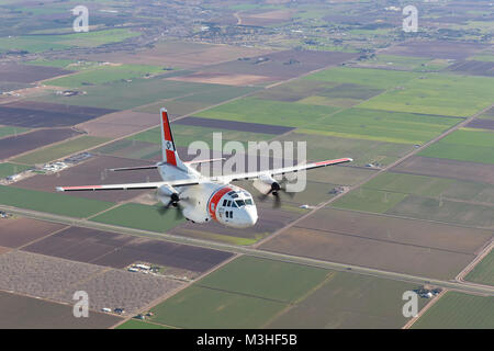 Ein Coast Guard C-27 J aircrew, Coast Guard Air Station Sacramento zugeordnet, fliegt über Kalifornien während der Einarbeitung training, Montag, Februar 6, 2018. Die C-27 Js sind mit Wetter Radar- und Kommunikationsgeräte, die Transport- und anderen Coast Guard Missionen bestechen. Küstenwache Stockfoto