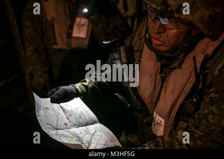 USS RUSHMORE, Pazifischer Ozean - ein japanischer Soldat mit der westlichen Armee Infanterie Regiment, Japan Ground Self Defense Force, Schriftsatz der Plan des Angriffs seine Soldaten vor und amphibische Landung an Bord Marine Corps Base Camp Pendleton, während der übung Iron Fist 2018, Feb 5. Die Übung bringt US-Marines und Soldaten aus dem JGSDF ihre bilateralen Planung, die Kommunikation zu verbessern und die Durchführung des kombinierten amphibischen Operationen. (U.S. Marine Corps Stockfoto