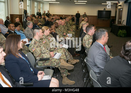 Us-Soldaten und Zivilisten aus Army Material Command eine Halle des Ruhmes Induktion Zeremonie zu Ehren der pensionierte General Johnnie Wilson, 13. der AMC-kommandierende General, Feb 6, 2018 teilnehmen, an der Redstone Arsenal, Alabama. Der AMC Hall des Ruhmes, in 2012 gegründet, ehren und Memorializes Soldaten und Zivilisten, die signifikante und nachhaltige Beiträge zu AMC und der Armee. (U.S. Armee Stockfoto