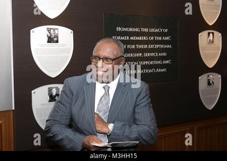 Pensionierte Gen. Johnnie Wilson, 13. kommandierenden General Army Material Command, Lächeln, nachdem er in der AMC-Hall of Fame Klasse 2018 Jan. 6, 2018 an der Redstone Arsenal, Alabama eingesetzt. Der AMC Hall des Ruhmes, in 2012 gegründet, ehren und Memorializes Soldaten und Zivilisten, die signifikante und nachhaltige Beiträge zu AMC und der Armee. (U.S. Armee Stockfoto