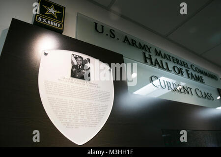 Eine Gedenktafel zu Ehren der pensionierte General Johnnie Wilson, 13. kommandierenden General Army Material Command ist in der AMC-Halle des Ruhmes während einer Induktion Zeremonie Feb 6, 2018 at Redstone Arsenal, Alabama. Der AMC Hall des Ruhmes, in 2012 gegründet, ehren und Memorializes Soldaten und Zivilisten, die signifikante und nachhaltige Beiträge zu AMC und der Armee. (U.S. Armee Stockfoto