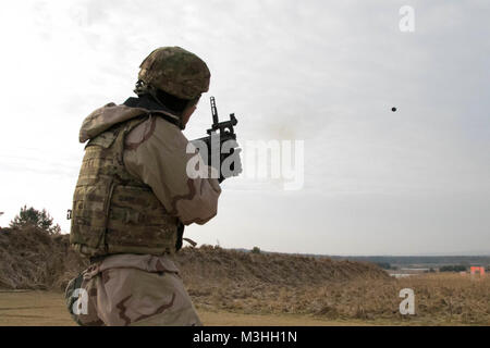 Ein US-Soldat in den 5 Geschwader zugewiesen sind, 4.Kavallerie Regiments, 2. gepanzerte Brigade Combat Team, 1.Infanterie Division in Fort Riley, Kansas schießt ein M320 Granatwerfer während der Ausbildung bei Grafenwöhr Training Area, Deutschland, Feb 6, 2018. Das Training mit dem Granatwerfer war Teil einer Trainingseinheit, dass verschiedene andere Aufgaben, wie z.b. Einarbeitung in US-Militär Waffen und Verteidigung gegen biologische und chemische Bedrohungen enthalten. (U.S. Armee Stockfoto