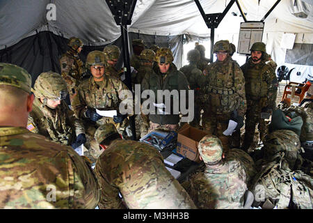 Us-Armee Fallschirmjäger auf die 1 Bataillon, 503Rd Infanterie Regiment, 173Rd Airborne Brigade, italienische Heer Fallschirmjäger von Brigata Julia Alpini Brigata Paracadutisti Folgore, und für ein Land navigation Ereignis während der einwöchigen Tests für die Expert Infanterist Abzeichen vorzubereiten. Die Soldaten müssen eine Reihe von Voraussetzungen und eine Batterie von benoteten Tests auf grundlegende Infanterie Fähigkeiten pass Feb 6, 2018 Cellina Meduna, Pordenone, Italien. (U.S. Armee Stockfoto