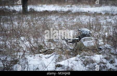 Ein US-Soldat von Blitzschlag Truppe, 3 Staffel, 2 Cavalry Regiment zugeordnet, zieht die Sicherheit während Kommandostellenübung Wiesel in der Nähe der Bemowo Piskie, Polen, Feb 6, 2018. Dieser Soldat ist ein Teil der einzigartigen, multinationalen Battle Group, bestehend aus USA, Großbritannien, Kroatischen und Rumänische Soldaten dienen, die mit der polnischen 15 mechanisierte Brigade als Abschreckung Kraft im Nordosten Polens in der Unterstützung der NATO-Präsenz verstärkt nach vorne. (U.S. Armee Stockfoto