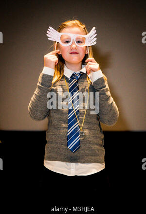 SHAPE, Belgien (Feb. 06, 2018) ein Luna Lovegood cosplayer stellt bei einem kostümwettbewerb am Eröffnungs acht Nächte von Harry Potter Veranstaltung in der Form Kino Allianz Auditorium. Die United States Army Garrison Benelux Armee Community Service zusammen mit American Forces Network Benelux und die Form der Moral und das Wohlergehen der Branche zu organisieren - Woche Harry Potter themed Marathon, die Moral zu stärken, familiäre Ressourcen vorhanden, um das Publikum und eine beliebte Geschichte können Sie die Form der NATO Gemeinschaft zusammen zu bringen. (U.S. Air Force Stockfoto