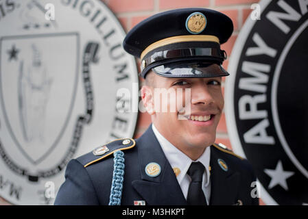 HANSCOM AIR FORCE BASE, Mass.-- Armee SPC. Franklin Tejeda, ein Mitglied der Massachusetts National Guard militärischen Ehren Team, dauert einen Moment für ein zu stellen Stockfoto