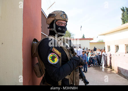 Eine irakische Terrorismusbekämpfung Service Mitglied, eingesetzt zur Unterstützung der Operation Die Lösung bietet Sicherheit für eine Grundschule in Aski Mossul, Irak, Nov. 13, 2017. Die Breite und Vielfalt der Koalitionspartner zeigt die globalen und einheitlichen Ziel der Sieg über ISIS im Irak und in Syrien. Combined Joint Task Force - inhärenten Lösen, die globale Koalition zu besiegen ISIS im Irak und in Syrien. (U.S. Armee Stockfoto