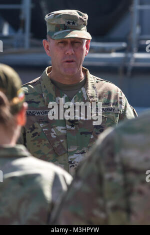 Major General Steven W. Ainsworth, Kommandierender General, 377 Theater Sustainment Command, spricht mit den Soldaten an Bord der Landing Craft Utility 2013 der Schlacht von Churubusco Marinestützpunkt in Kuwait, Kuwait, Feb 5, 2018, während der Gemeinsamen monatlichen Zugang für Reserve Komponente (JMARC), vierteljährlich eine Chance für Führungskräfte aus der U.S. Army National Guard und Finden mit eingesetzten Soldaten zu besuchen. Die JMARC bot die Möglichkeit zu finden, die den Einsatz der Mission auf zukünftige Einheiten vorbereitet werden, durch richtige Manning sicher zu verstehen, Ausrüstung und Ausbildung, für ihre Missionen in der USCENTCOM AOR. ( Stockfoto