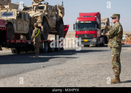 Brigadier General Gregory Mosser, Kommandierender General, 364 Expeditionary Sustainment Command, beobachtet Umladestellen Operations bei Khabari Überfahrt auf dem Kuwait-Iraq Grenze, Feb 4, 2018, während der Gemeinsamen monatlichen Zugang für Reserve Komponente (JMARC), vierteljährlich eine Chance für Führungskräfte aus der U.S. Army National Guard und Finden mit eingesetzten Soldaten zu besuchen. Die JMARC bot die Möglichkeit zu finden, die den Einsatz der Mission auf zukünftige Einheiten vorbereitet werden, durch richtige Manning sicher zu verstehen, Ausrüstung und Ausbildung, für ihre Missionen in der USCENTCOM AOR (U.S. Armee Stockfoto