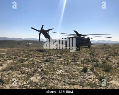 Sgt. Adam Collins, ein CH-53E Crew Chief mit Marine schweren Helikopter Squadron (HMH) 465, bereitet die ersten Stock der Jumper während der Fallschirm und Flugbetrieb mit 1St Marine Reconnaissance Bataillon zu laden bei Marine Corps Base Camp Pendleton, Calif., Feb 6. Während der Fallschirm und springt, ist der Bodenkampf Element und dem Aviation combat Element arbeiten zusammen, um die Sicherheit und Leistung während der Ausbildung zu gewährleisten. (U.S. Marine Corps Stockfoto