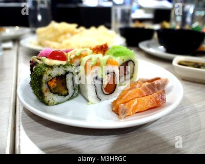 Foto von einem Teller mit frischem Sushi und Sashimi Stockfoto