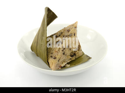 Traditionelle gewickelt Reis Knödel oder zongzi auf einem Teller, auf weißem Hintergrund Stockfoto