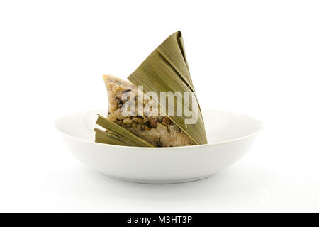Traditionelle gewickelt Reis Knödel oder zongzi auf einem Teller, auf weißem Hintergrund Stockfoto