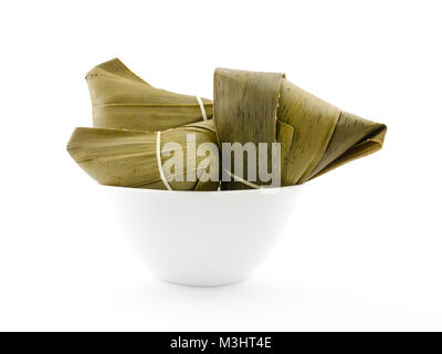 Traditionelle gewickelt Reis Knödel oder zongzi in eine Schüssel, auf weißem Hintergrund Stockfoto
