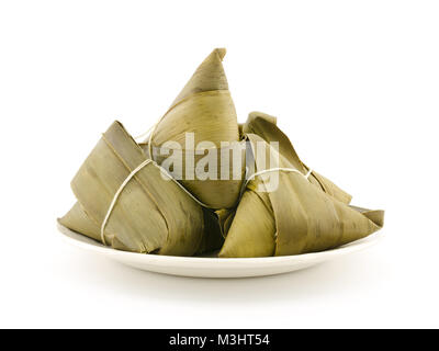 Traditionelle gewickelt Reis Knödel oder zongzi auf einem Teller, auf weißem Hintergrund Stockfoto