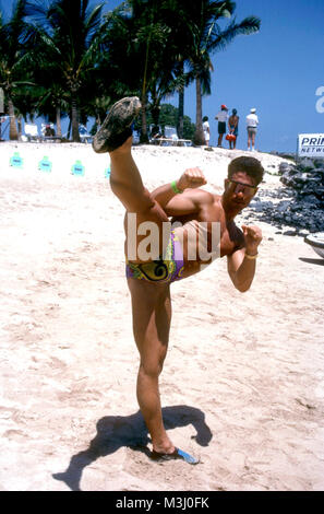 Schauspieler Jean-Claude Van Damme besucht bin auani Lani Celebrity Sports Invitational" am 16. Mai 1991 im Ritz Carlton Hotel in Mauani Lani, Insel von Hawaii, Hawaii. Foto von Barry King/Alamy Stock Foto Stockfoto