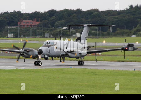 91-00516, einer Beechcraft RC-12 X Schutzgeländer durch die US-Armee betrieben, bei Prestwick Flughafen in Cochin ankommen. Stockfoto