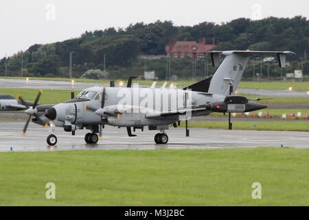 91-00516, einer Beechcraft RC-12 X Schutzgeländer durch die US-Armee betrieben, bei Prestwick Flughafen in Cochin ankommen. Stockfoto