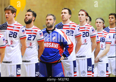 Toronto, Kanada. 10. Februar 2018. Die Spieler in Aktion während der USA gegen Kanada Unihockey Nationalmannschaft Spiel der Nordamerikanischen World Championship Qualifier, Ryerson University - Kerr Halle Gymnasium Credit: Anatoliy Cherkasov/Alamy leben Nachrichten Stockfoto