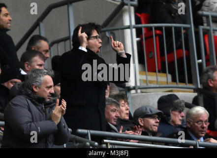 London, Großbritannien. 10. Februar, 2018. Komiker und Spurs fan Michael Mcintyre (Gläser) an der Englischen Premier League football Match zwischen Tottenham Hotspur v Arsenal im Wembley Stadion, London, am 10. Februar 2018. Credit: Paul Marriott/Alamy leben Nachrichten Stockfoto