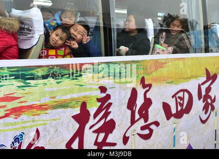 (180211) - Peking, Februar 11, 2018 (Xinhua) - Datei Foto genommen am 31.01.2016 zeigt, Wanderarbeitnehmer und ihre Kinder nehmen Sie an einem kostenlosen Bus nach Hause in Fuyang, Osten der Provinz Anhui in China. Egal, welche Transportmittel Sie nehmen, alle Chinesischen der einzige Wunsch, den während des Frühlings Festival reisen Rush - Rückkehr nach Hause. Die spektakuläre Wanderung der Bevölkerung jedes Jahr in China spiegelt auch die Entwicklung der Gesellschaft und Wirtschaft. Spring Festival, oder besser als chinesische Mondjahr genannt, ist das wichtigste Festival für alle Chinesen, die hat eine Geschichte von mehr als 4.000 Jahren. Es ist ein oc Stockfoto