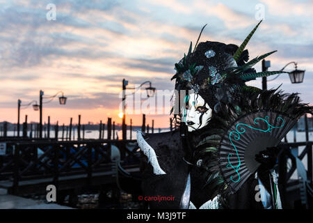 Venedig, Italien, 11. Februar, 2018. Leute in Kostümen stellen in der Dämmerung bei einem wunderschönen Sonnenaufgang in der Nähe von St Mark's Squarei während der Karneval von Venedig. Quelle: Carol Moir/Alamy Leben Nachrichten. Stockfoto