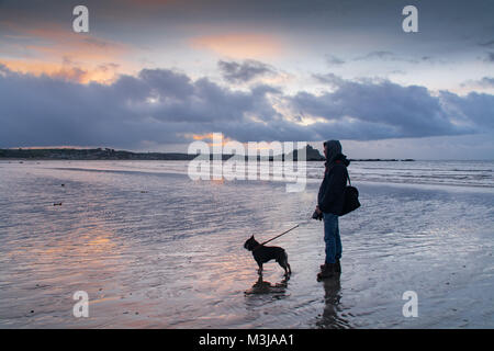 Langen Felsformation, in der Nähe von Marazion, Cornwall, UK. 11. Februar 2018. UK Wetter. Sonnenaufgang heute Morgen im Südwesten von Cornwall von sich schnell bewegenden Wolken, Sonnenschein, dann Hagel unterbrochen wurde. Die Prognose ist für ähnliche für die kommende Woche. Foto: Simon Maycock/Alamy leben Nachrichten Stockfoto
