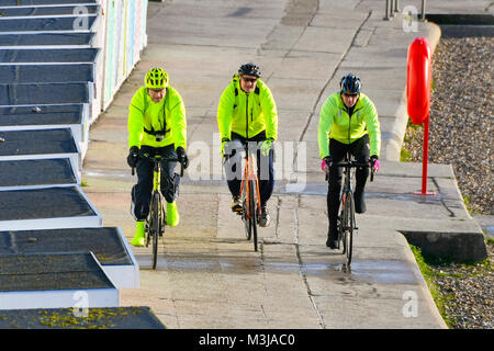 Lyme Regis, Dorset, Großbritannien. 11. Februar 2018. UK Wetter. Radfahrer auf der Strandpromenade genießen Sie den klaren Himmel an einem sonnigen Morgen in Lyme Regis in Dorset während der Schule half term Ferien. Foto: Graham Jagd-/Alamy Leben Nachrichten. Stockfoto