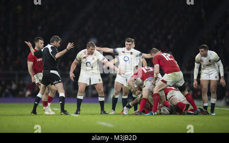 Twickenham, UK. 10. Februar, 2018: England's Dylan Hartley und George Ford beschweren, Schiedsrichter Jerome Garces von Frankreich während der NatWest 6 Nations Spiel im Twickenham Stadium, UK. Credit: Ashley Western/Alamy Leben Nachrichten Fotograf Ashley Western England v Wales Welt Copyright © 2018 Ashley Western. Alle Rechte vorbehalten. 7 Victoria Mews, Earlsfield, London, SW18 3PY Stockfoto