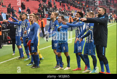 Leverkusen, Deutschland. 10. Februar, 2018. Bundesliga Spieltag 22, Bayer 04 Leverkusen gegen Hertha BSC Berlin: Spieler von Hertha BSC feiern. Credit: Jürgen Schwarz/Alamy leben Nachrichten Stockfoto