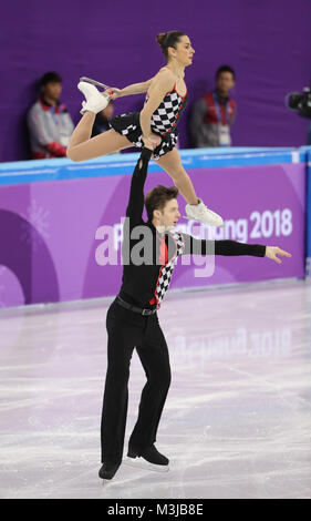 Gangneung, Südkorea. 11 Feb, 2018. VALENTINA MARCHEI und ONDREJ HOTAREK von Italien in Aktion während der Team Paarlauf Kür bei Gangneung Ice Arena während der Olympischen Spiele 2018 Pyeongchang. Credit: Scott Mc Kiernan/ZUMA Draht/Alamy leben Nachrichten Stockfoto