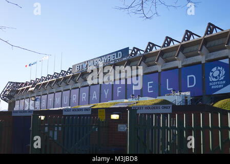 Edinburgh, Schottland, Großbritannien. 11. Februar, 2018. RBS 6 Nations - Schottland, Frankreich, Edinburgh, Schottland, Großbritannien. Das Murrayfield Stadium ist unter französischer Flagge vor dem Scotland-France Test Match (11. Februar 2018). Quelle: Thomas Feige/Alamy leben Nachrichten Stockfoto