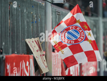 München, Deutschland. 10. Februar 2018. FC Bayern München, München, 10. Februar 2018 FC Bayern Fan Club Fahne FC BAYERN MÜNCHEN - FC Schalke 04 2-1 1. Deutschen Fußball-Bundesliga, München, Februar 10, 2018, Saison 2017/2018 © Peter Schatz/Alamy leben Nachrichten Stockfoto