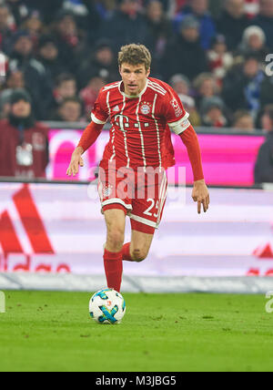 München, Deutschland. 10. Februar 2018. FC Bayern München, München, Februar 10, 2018 Thomas Mueller, MÜLLER, FCB 25 treibt die Kugel, Action, full-size, FC BAYERN MÜNCHEN - FC Schalke 04 2-1 1. Deutschen Fußball-Bundesliga, München, Februar 10, 2018, Saison 2017/2018 © Peter Schatz/Alamy leben Nachrichten Stockfoto