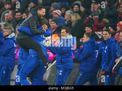 München, Deutschland. 10. Februar 2018. FC Bayern München, München, Februar 10, 2018 Domenico TEDESCO, Trainer Schalke feiert die 1-1 Ziel FC BAYERN MÜNCHEN - FC Schalke 04 2-1 1. Deutschen Fußball-Bundesliga, München, Februar 10, 2018, Saison 2017/2018 © Peter Schatz/Alamy leben Nachrichten Stockfoto