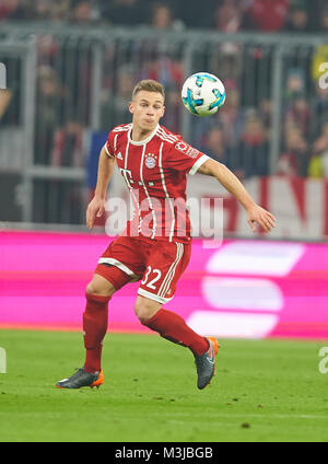 München, Deutschland. 10. Februar 2018. FC Bayern München, München, 10. Februar 2018 Joshua KIMMICH, FCB 32 Laufwerke die Kugel, Action, full-size, FC BAYERN MÜNCHEN - FC Schalke 04 2-1 1. Deutschen Fußball-Bundesliga, München, Februar 10, 2018, Saison 2017/2018 © Peter Schatz/Alamy leben Nachrichten Stockfoto