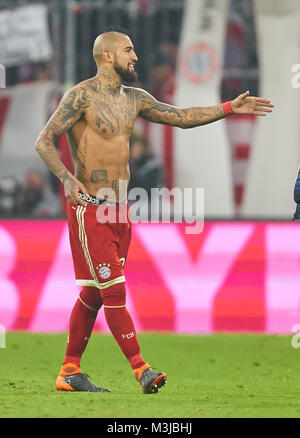 München, Deutschland. 10. Februar 2018. FC Bayern München, München, 10. Februar 2018 Arturo VIDAL, FCB 23 Mit Tattoo, Body arts FC BAYERN MÜNCHEN - FC Schalke 04 2-1 1. Deutschen Fußball-Bundesliga, München, Februar 10, 2018, Saison 2017/2018 © Peter Schatz/Alamy leben Nachrichten Stockfoto