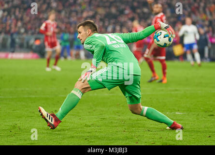 München, Deutschland. 10. Februar 2018. FC Bayern München, München, Februar 10, 2018 Sven Ulreich, FCB 26 goalie wirft den Ball FC BAYERN MÜNCHEN - FC Schalke 04 2-1 1. Deutschen Fußball-Bundesliga, München, Februar 10, 2018, Saison 2017/2018 © Peter Schatz/Alamy leben Nachrichten Stockfoto