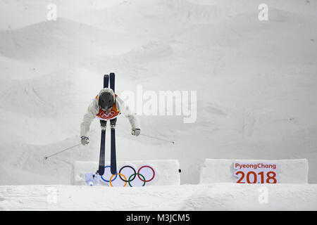 Pyeongchang, Südkorea, 11. Februar 2018. Pyeongchang, Südkorea, 11. Februar 2018. Katharina Foester Deutschlands in Aktion während der zweiten Runde der Qualifikation für die Olympischen Mogul freestlye Skifahren Wettbewerb im yongpyong Alpin Center in Pyeongchang, Südkorea, 11. Februar 2018. Foto: Angelika Warmuth/dpa/Alamy leben Nachrichten Stockfoto