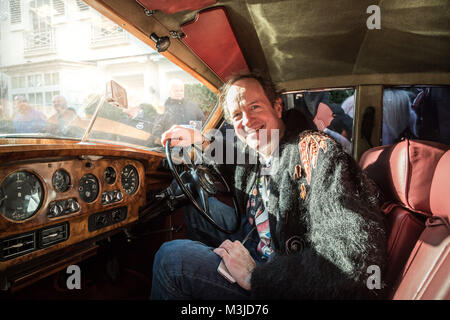 London, Großbritannien. 11. Februar 2018. Jason Dors-Lake, Sohn von Diana Dors, Posen für Fotos hinter dem Lenkrad des weißen Rolls Royce Silver Cloud Mk2 ursprünglich im Besitz von Diana Dors kurz vor der Enthüllung einer blauen Plakette zum Gedenken an Diana Dors an ihrem ehemaligen Haus auf Burnsall Straße in Chelsea. Credit: Guy Corbishley/Alamy leben Nachrichten Stockfoto