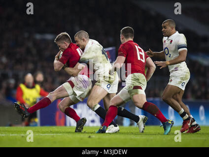 Twickenham, UK. 10. Februar, 2018: Wales Gareth Anscombe ist von England's Mike Brown während der NatWest 6 Nations Spiel im Twickenham Stadium, UK in Angriff genommen. Credit: Ashley Western/Alamy leben Nachrichten Stockfoto