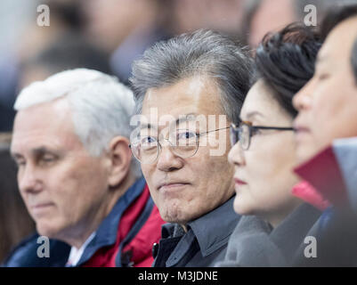 Mond Jae-In (KOR, Mi.), Praesident (Prasident) der Republik Korea, Suedkorea, zusammen mit Mike Pence (USA), Vizepraesident (Vizeprasident), Vice President, als Zuschauer auf der Tribuene (Tribüne); Short Track Speed Skating/Vorlaeufe (Vorlaufe) Gangneung Ice Arena am 10.02.2018, Olympische Winterspiele 2018, vom 09.02. - 25.02.2018 in PyeongChang/Suedkorea. | Verwendung weltweit Stockfoto