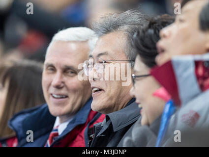 Mond Jae-In (KOR, Mi.), Praesident (Prasident) der Republik Korea, Suedkorea, zusammen mit Mike Pence (USA), Vizepraesident (Vizeprasident), Vice President, als Zuschauer auf der Tribuene (Tribüne); Short Track Speed Skating/Vorlaeufe (Vorlaufe) Gangneung Ice Arena am 10.02.2018, Olympische Winterspiele 2018, vom 09.02. - 25.02.2018 in PyeongChang/Suedkorea. | Verwendung weltweit Stockfoto