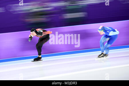 Pyeongchang, Südkorea. 11 Feb, 2018. Auf den Zweit- plazierten Ted-Jan Bloemen (L) aus Kanada konkurriert während der Männer 5000 m Fall der Geschwindigkeit Skaten in 2018 PyeongChang Winter-olympischen Spiele bei Gangneung Oval, Tainan, Südkorea, Jan. 11, 2018. Credit: Ju Huanzong/Xinhua/Alamy leben Nachrichten Stockfoto