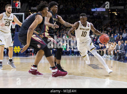 South Bend, Indiana, USA. 10 Feb, 2018. Notre Dame guard T.J. Gibbs Jr. (10) Laufwerke an den Korb als Florida State guard Terance Mann (14) und Florida State Center Ike Obiagu (12) während der NCAA Basketball spiel action zwischen den Notre Dame Fighting Irish und der Florida State Seminoles an Purcell Pavillon auf der Joyce Centre in South Bend, Indiana verteidigen. Notre Dame besiegte Florida State 84-69. Johann Mersits/CSM/Alamy leben Nachrichten Stockfoto