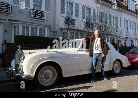 London, Großbritannien. 11. Februar 2018. Jason Dors-Lake, Sohn von Diana Dors, Posen für Fotos von den weißen Rolls Royce Silver Cloud Mk2 ursprünglich im Besitz von Diana Dors kurz vor der Enthüllung einer blauen Plakette zum Gedenken an Diana Dors an ihrem ehemaligen Haus auf Burnsall Straße in Chelsea. Credit: Guy Corbishley/Alamy leben Nachrichten Stockfoto