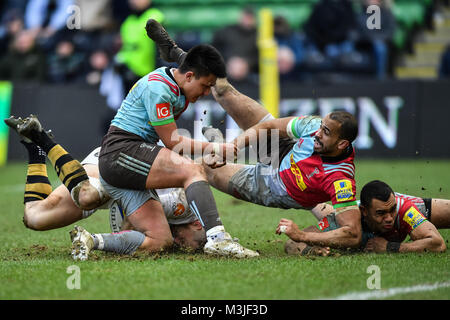 Twickenham, UK. 11. Februar, 2018. Nathan Hughes von Wespen von Wespen ist durch Marcus Smith, Joe Marchant und Aaron Morris von harlekine während Aviva Premiership Übereinstimmung zwischen Harlekine und Wespen in Twickenham Stoop am Sonntag, den 11. Februar 2018 in Angriff genommen. LONDON ENGLAND. Credit: Taka Wu/Alamy leben Nachrichten Stockfoto