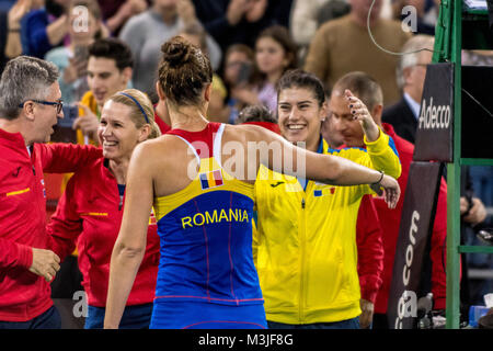 Cluj-Napoca, Rumänien. 11. Februar, 2018. Nach rechts: Florin Segarceanu, Kapitän des Teams von Rumänien, Irina Begu (ROU) und Sorana Cirstea (ROU) während der FED Cup durch BNP Spiel 2018 zwischen Rumänien und Kanada im Sala Polivalenta, Cluj-Napoca, Rumänien ROU Links. Credit: Cronos/Alamy leben Nachrichten Stockfoto